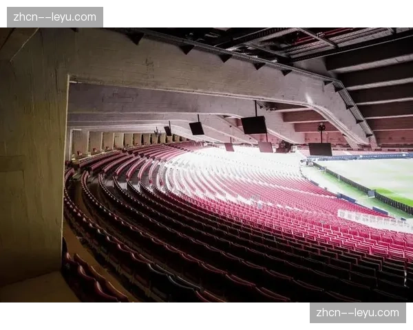 诺坎普改造最新进展：西看台顶棚已合拢，预计2026年秋季全面开放。