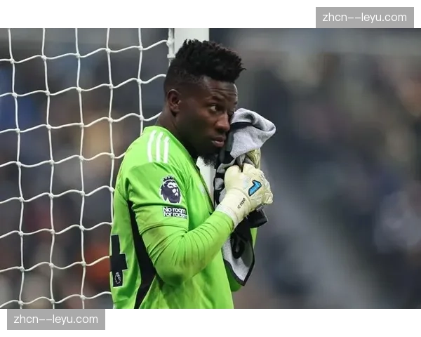 特写瞬间：点球大战前，国际米兰门将奥纳纳与对方前锋的心理博弈。