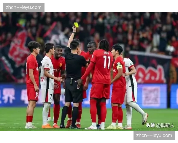 重庆铜梁龙客场2-1击败上海海港，恩加德乌头球破僵展现防守反击效率